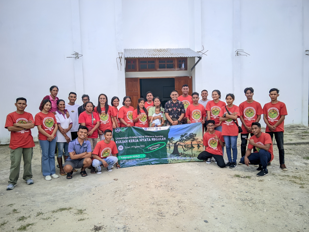 Mahasiswa Unkriswina Sumba Laksanakan KKN Selama 6 Minggu di GKS Kirihewi